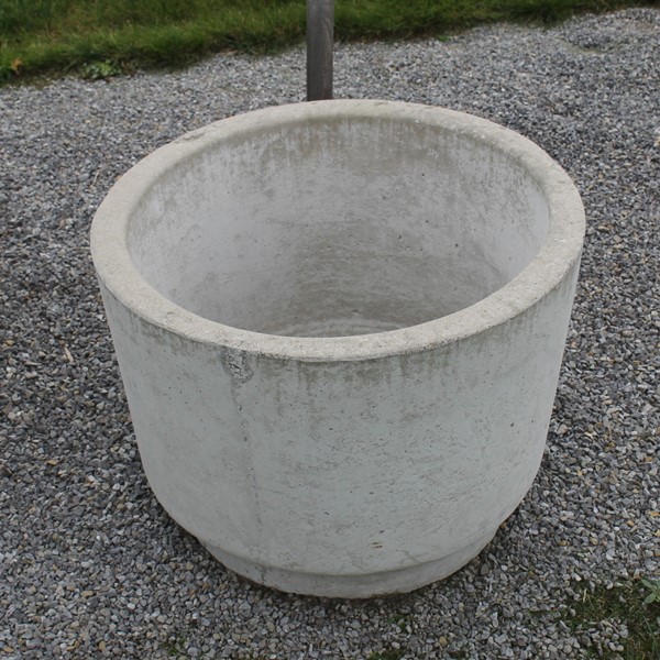 Round smooth finish commercial planter 