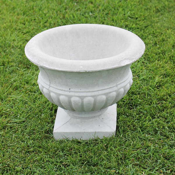 A small empire planter with a very traditional look