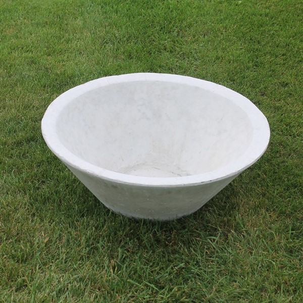 The Large oval modern planter features a round top which tapers down straight to a circular base. 